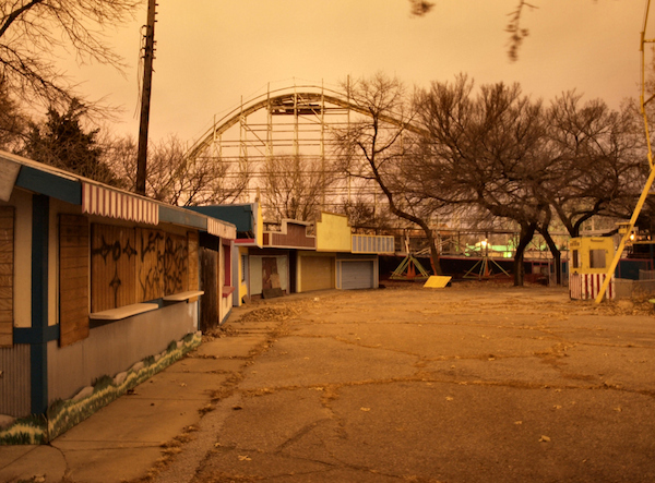 O assustador e mal assombrado parque de diversões abandonado