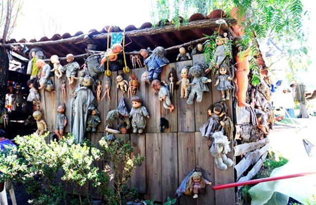 Mexicos-Haunted-Island-Of-The-Dolls-5