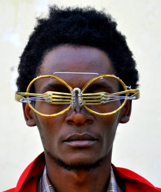artista-queniano-cria-óculos-com-materiais-encontrados-no-lixo-2