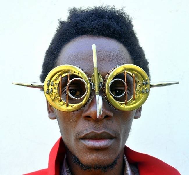 artista-queniano-cria-óculos-com-materiais-encontrados-no-lixo-5