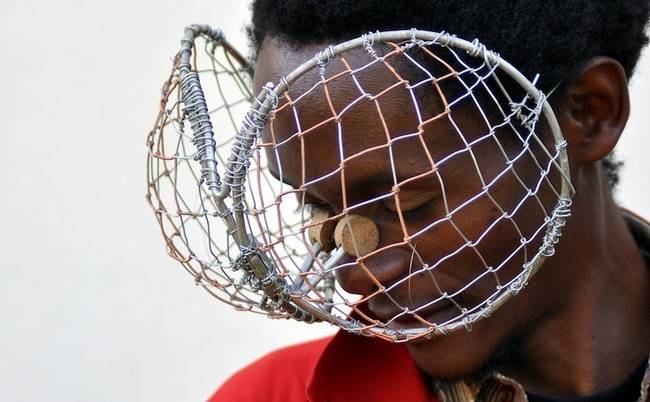 artista-queniano-cria-óculos-com-materiais-encontrados-no-lixo-6