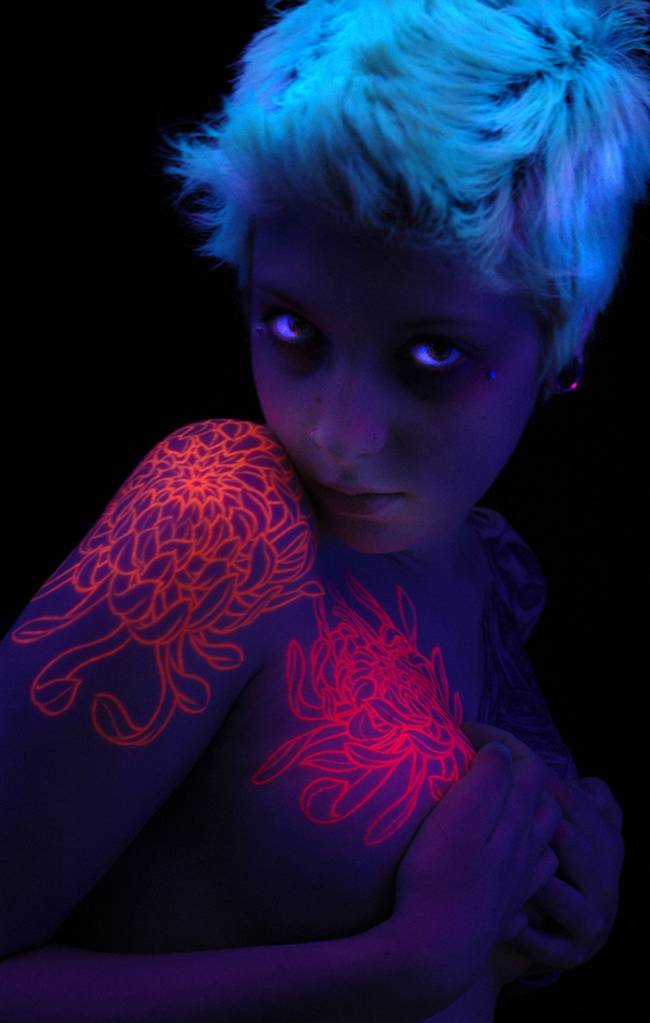 tatuagens-que-brilham-no-escuro-12