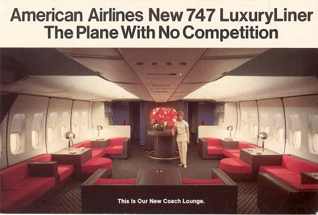 Lounge de um 747 da America Airlines. Lembra o interior de uma nave de Star Wars, não?!