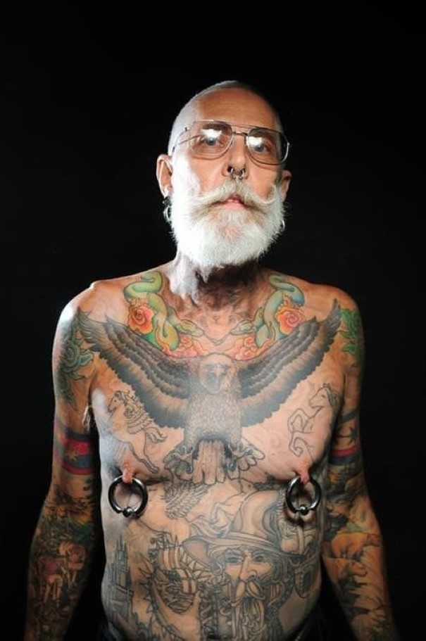 pessoas-idosas-tatuadas-2