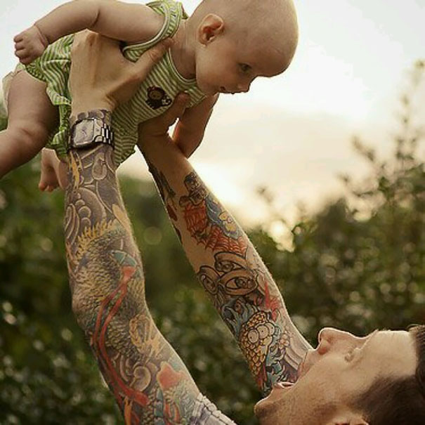 bebês-com-pais-tatuados-16