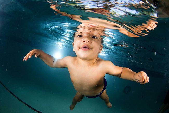 bebês-nadando-17
