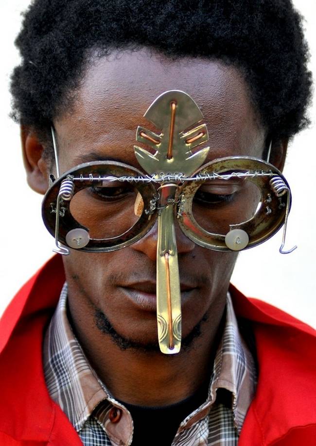 artista-queniano-cria-óculos-com-materiais-encontrados-no-lixo-1