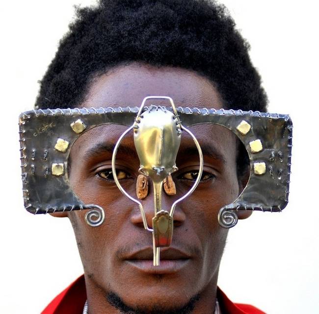 artista-queniano-cria-óculos-com-materiais-encontrados-no-lixo-10