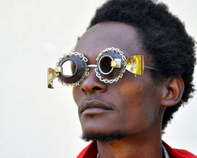 artista-queniano-cria-óculos-com-materiais-encontrados-no-lixo-11