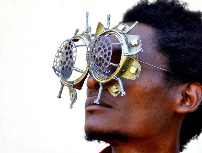 artista-queniano-cria-óculos-com-materiais-encontrados-no-lixo-7
