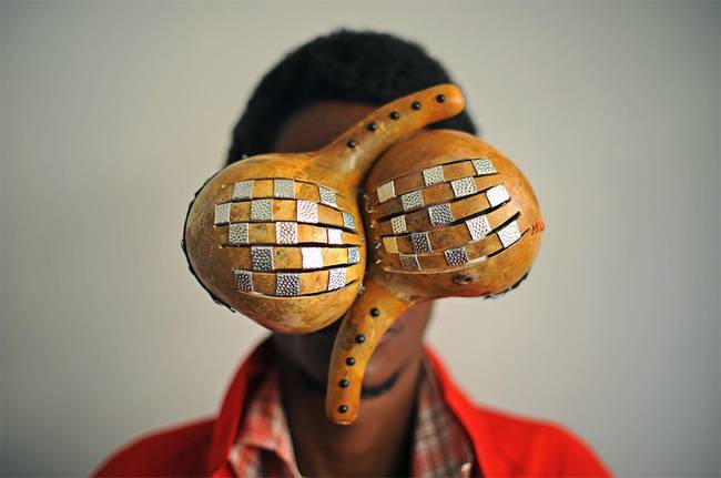 artista-queniano-cria-óculos-com-materiais-encontrados-no-lixo-8