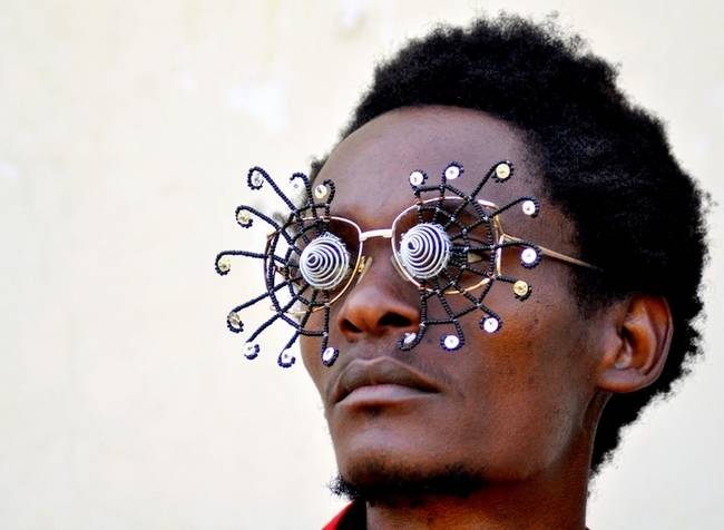 artista-queniano-cria-óculos-com-materiais-encontrados-no-lixo-9