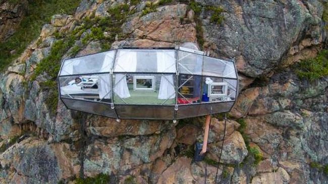 O incrível hotel de vidro suspenso na montanha